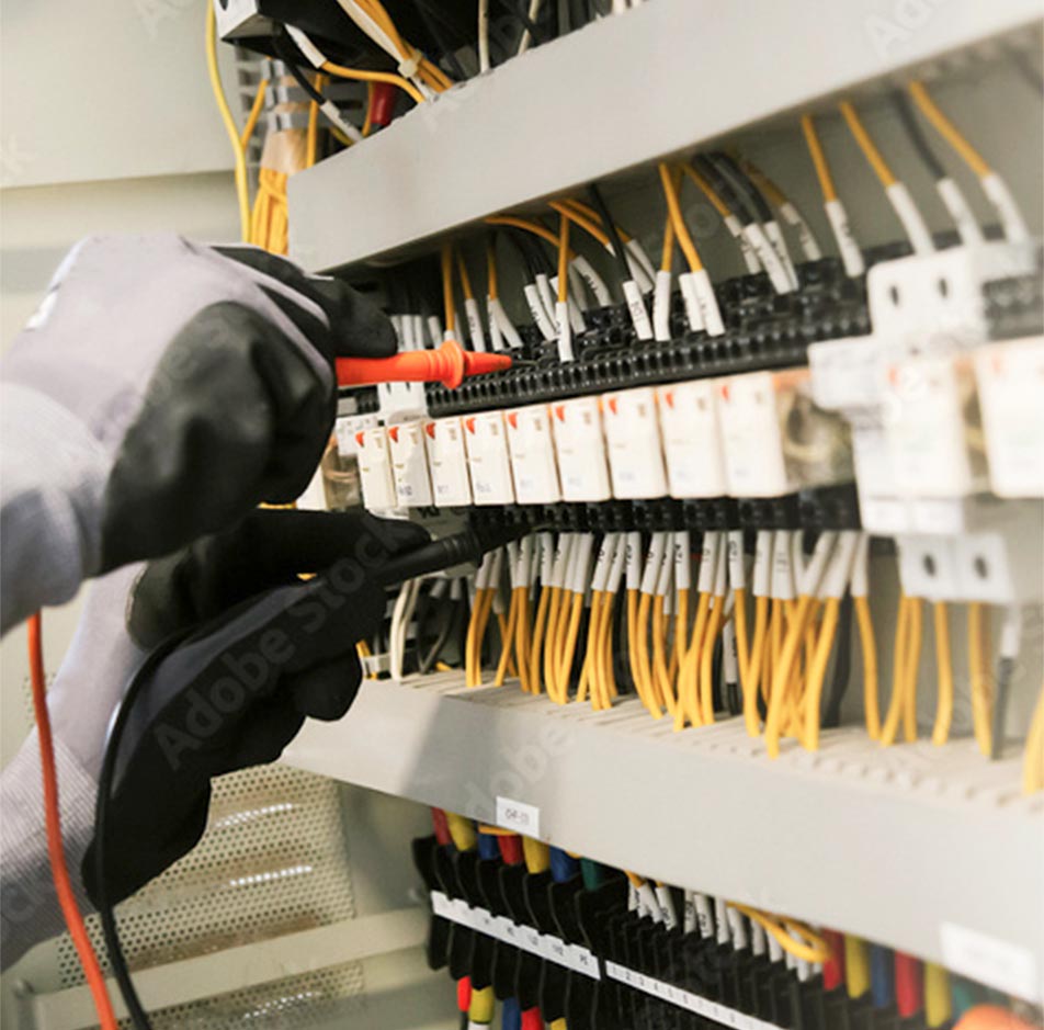Electricista trabajando en un cuadro eléctrico
