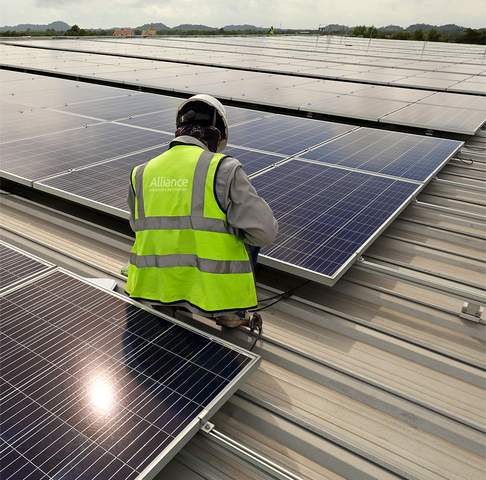 Operario instalando paneles solares en una cubierta