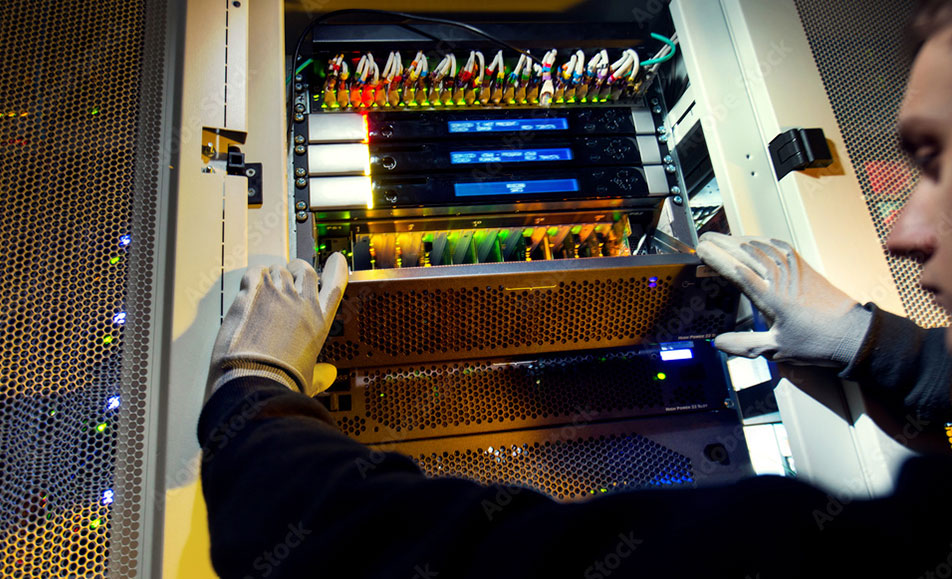 Técnico trabajando en un rack de comunicaciones