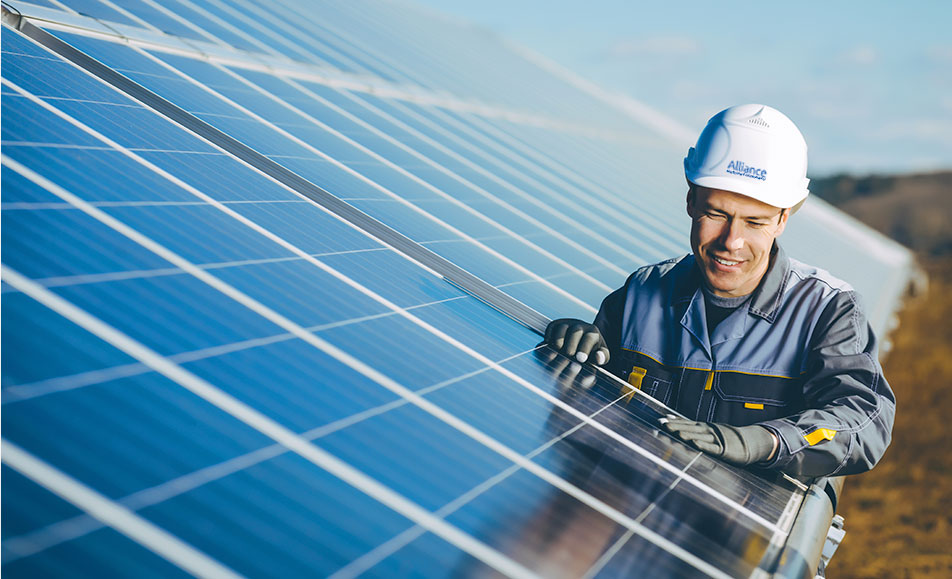 Técnico de Alliance instalando un panel solar