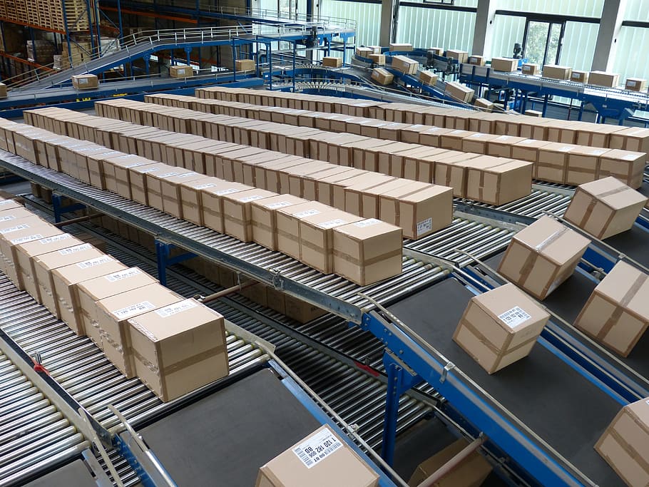 Centro logístico con cintas transportadoras y cajas